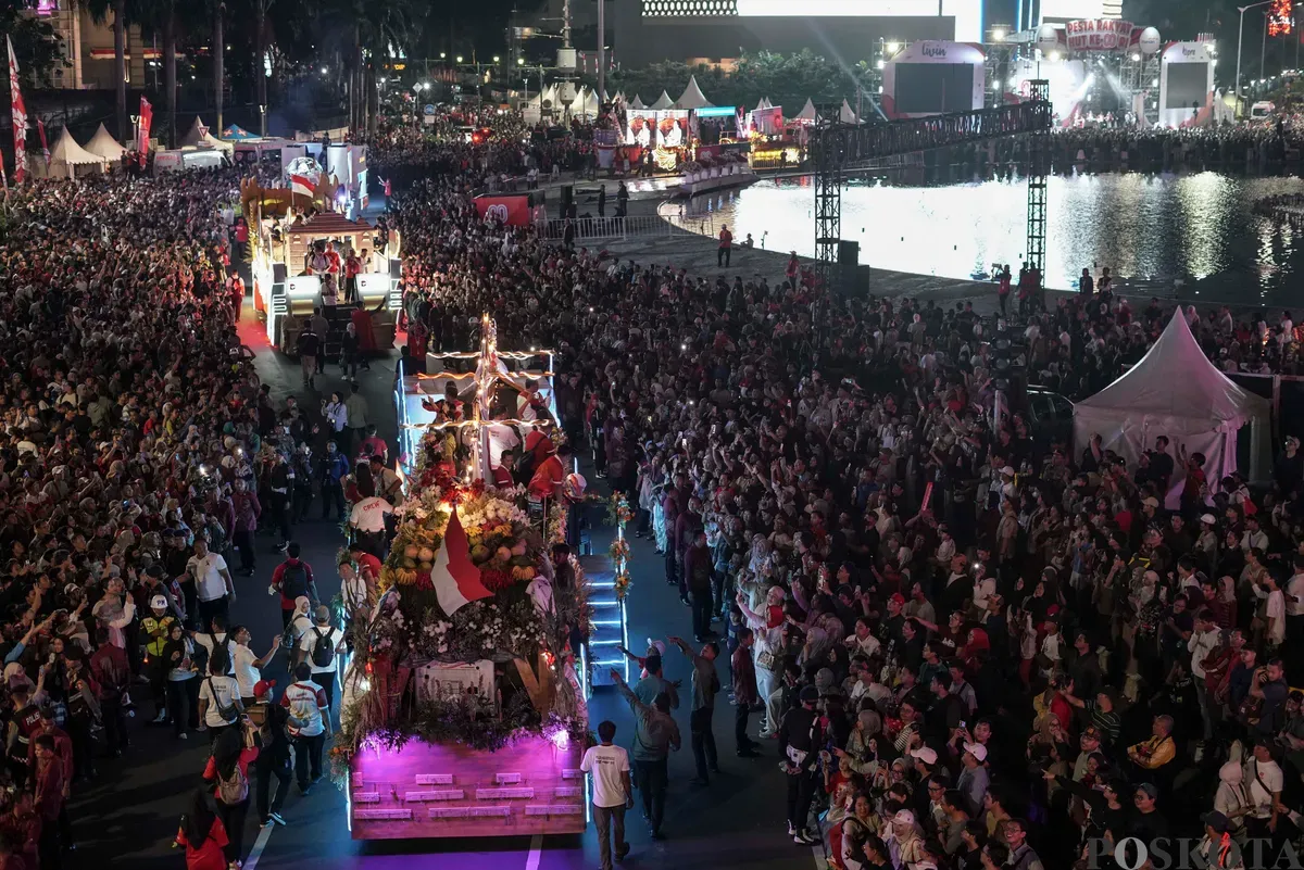 Mobil iring-iringan karnaval melintas di sepanjang Jalan MH Thamrin dan Bundaran HI, Jakarta, Minggu, 17 Agustus 2025. (Sumber: Poskota/Bilal Nugraha Ginanjar)