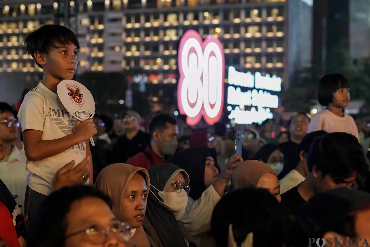 Mobil iring-iringan karnaval melintas di sepanjang Jalan MH Thamrin dan Bundaran HI, Jakarta, Minggu, 17 Agustus 2025. (Sumber: Poskota/Bilal Nugraha Ginanjar)