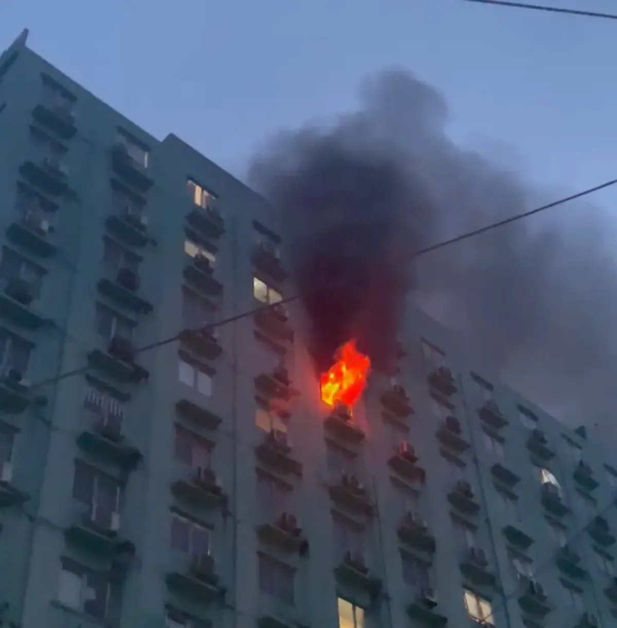 Apartemen City Park di Cengkareng, Jakarta Barat, terbakar pada Selasa, 19 Agustus 2025. (Sumber: Dok Warga)
