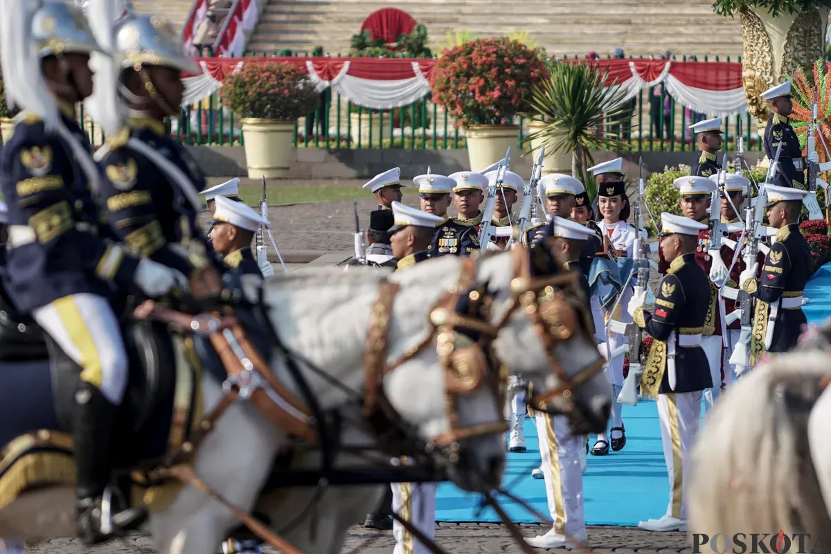 Purna Paskibraka Duta Pancasila 2024, Kirana Ashawidya Baskara dan Ni Komang Tri Setia membawa baki Bendera Pusaka Merah Putih dan Teks Proklamasi saat menaiki Kereta Kencana Garuda Prabayeksa pada Kirab Merah Putih HUT ke-80 Republik Indonesia di Monas, Jakarta, Minggu, 17 Agustus 2025 (Sumber: Poskota/Bilal Nugraha Ginanjar)