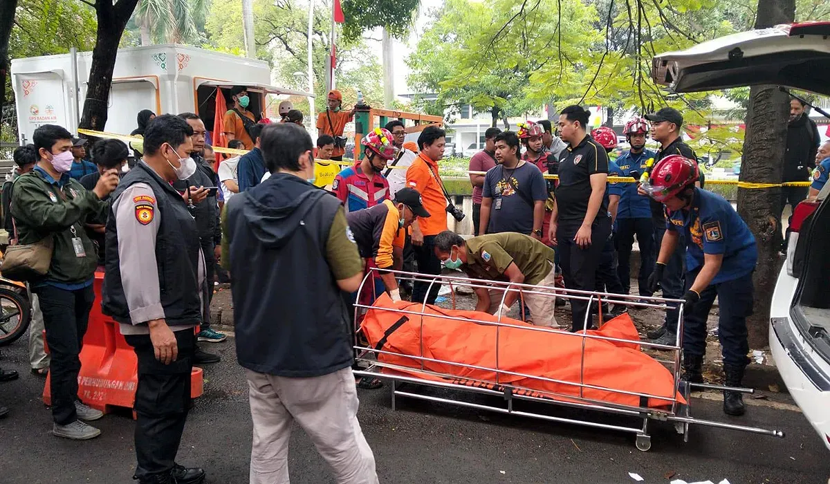 Petugas mengevakuasi jasad pria tanpa identitas di Kali Cideng, Kecamatan Tanah Abang, Jakarta Pusat, Selasa siang, 19 Agustus 2025. (Sumber: Dok Polres Jakarta Pusat)