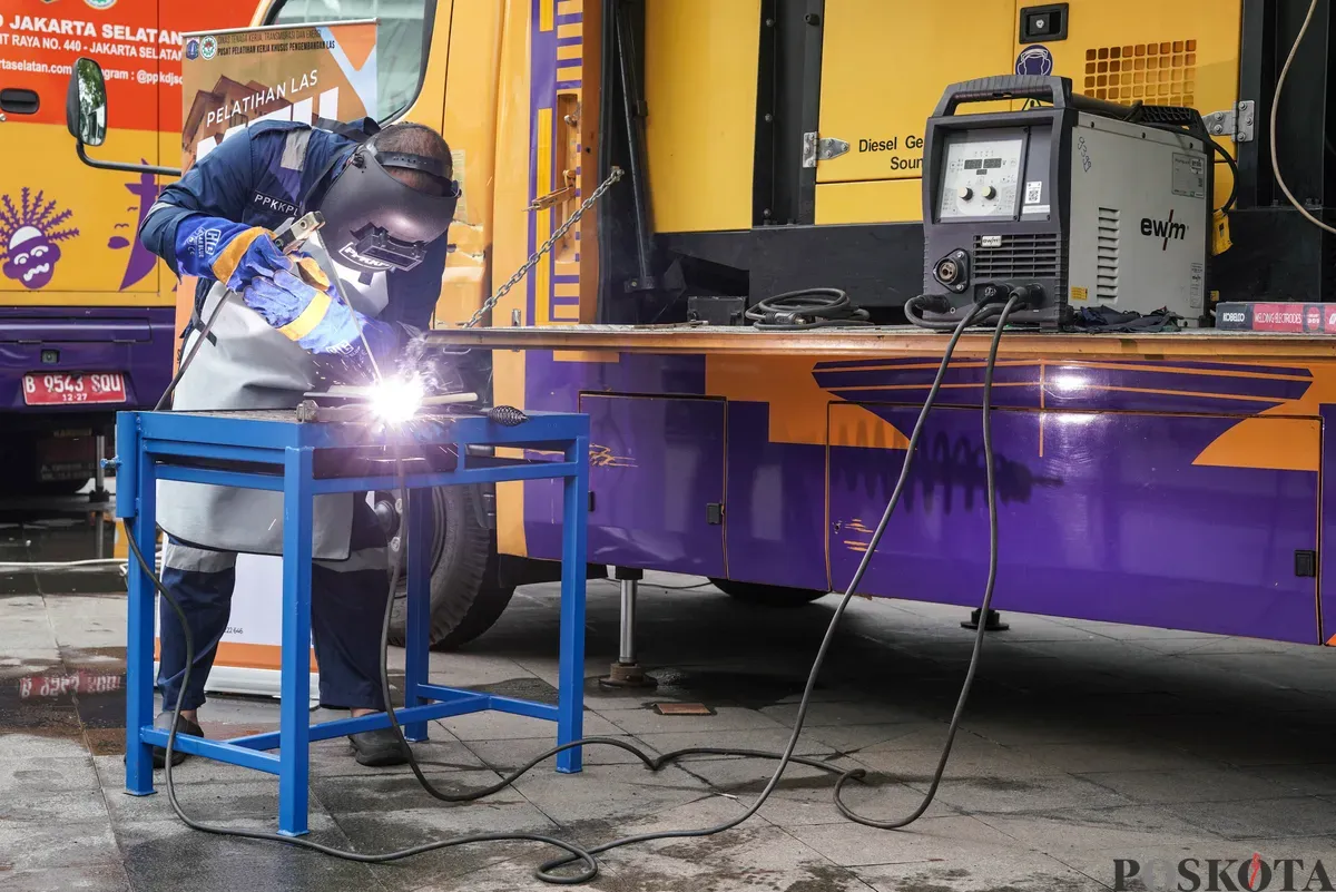 Peserta mengikuti pelatihan Mobile Training Unit (MTU) pada sejumlah keahlian di Jakarta International Velodrome, Rawamangun, Jakarta, Selasa, 19 Agustus 2025. (Sumber: Poskota/Bilal Nugraha Ginanjar)