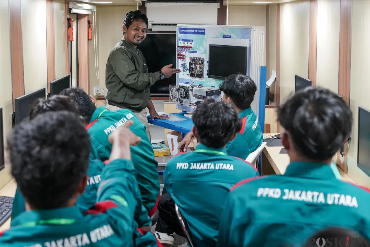 Peserta mengikuti pelatihan Mobile Training Unit (MTU) pada sejumlah keahlian di Jakarta International Velodrome, Rawamangun, Jakarta, Selasa, 19 Agustus 2025. (Sumber: Poskota/Bilal Nugraha Ginanjar)