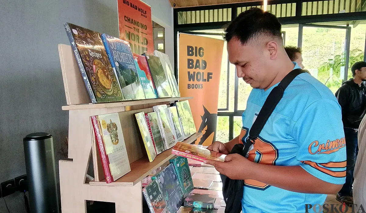 Salah seorang pengunjung melihat sejumlah buku dalam kegiatan literasi dan edukasi membaca di Kota Baru Parahyangan, Kabupaten Bandung Barat. (Sumber: POSKOTA | Foto: Gatot Poedji Utomo)