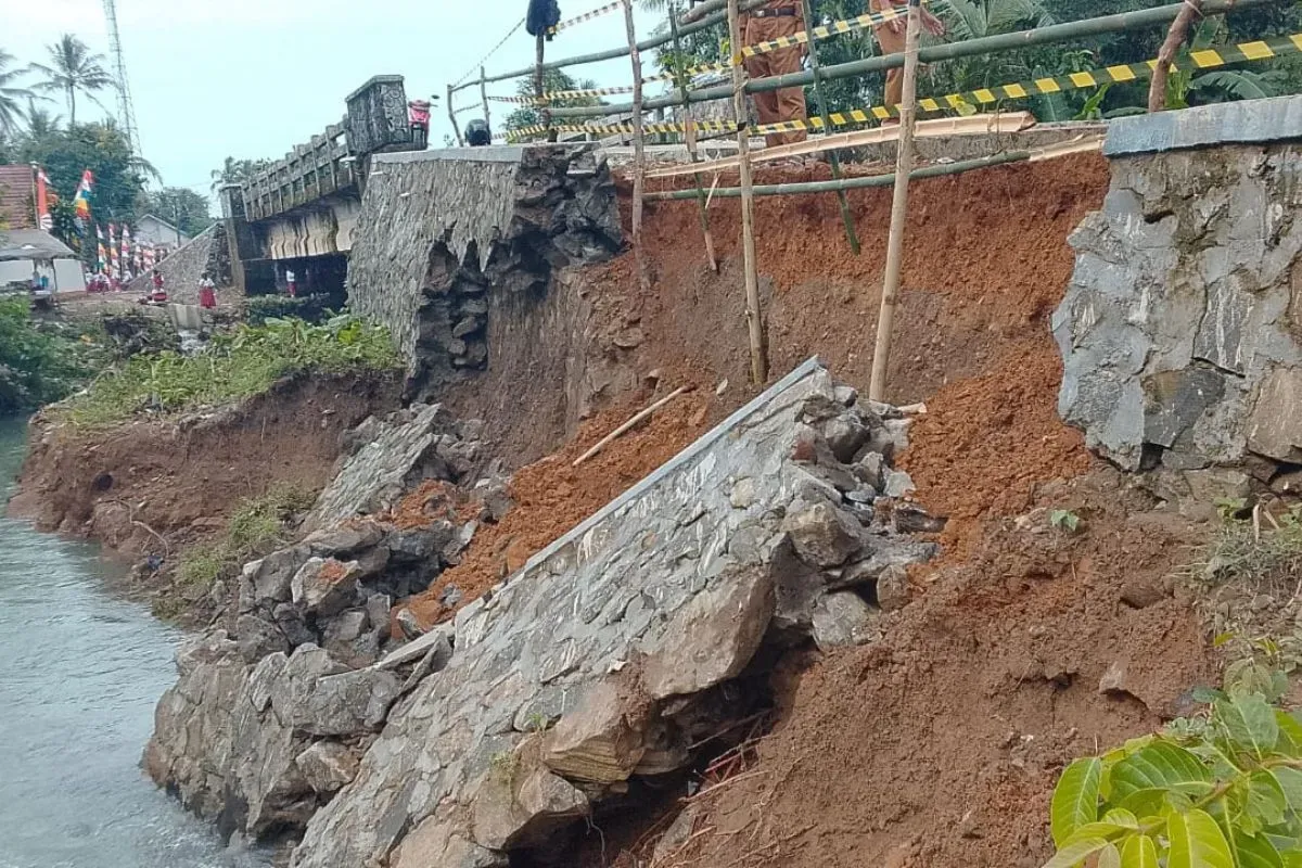 Kondisi bangunan TPT di ruas jalan Sumur-Tamanjaya, Kecamatan Sumur, Kabupaten Pandeglang, Senin, 18 Agustus 2025. (Sumber: Dok. Warga)