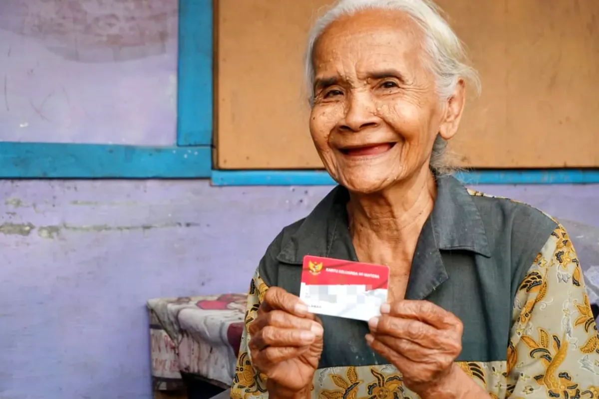 Potret peneriam bantuan sosial (bansos) dari pemerintah untuk kategori lansia. (Sumber: Kemensos)