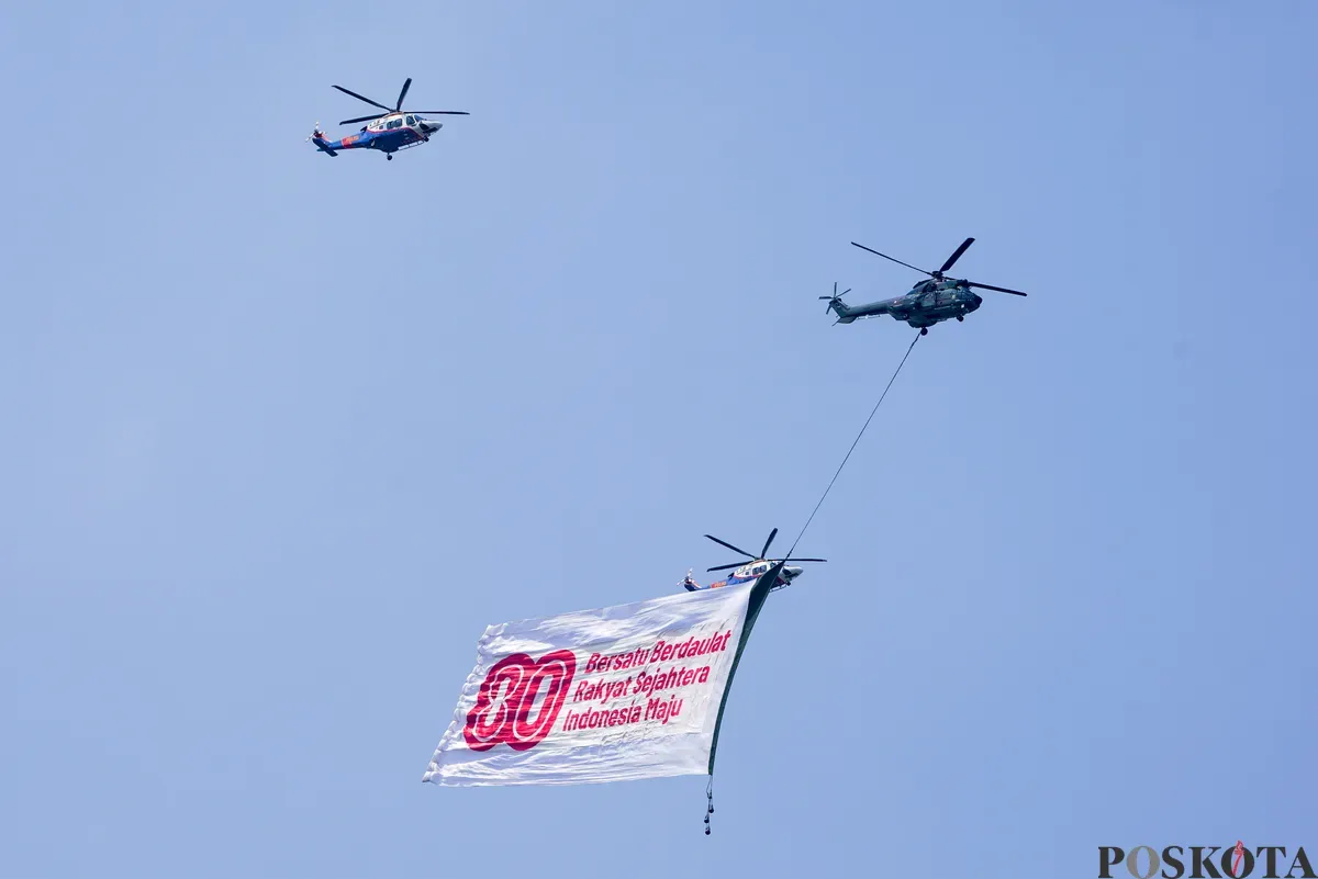 Pesawat tempur F-16 melakukan manuver membentuk angka 80 saat perayaan HUT ke-80 Republik Indonesia di Monas, Jakarta, Minggu, 17 Agustus 2025. (Sumber: Poskota/Bilal Nugraha Ginanjar)