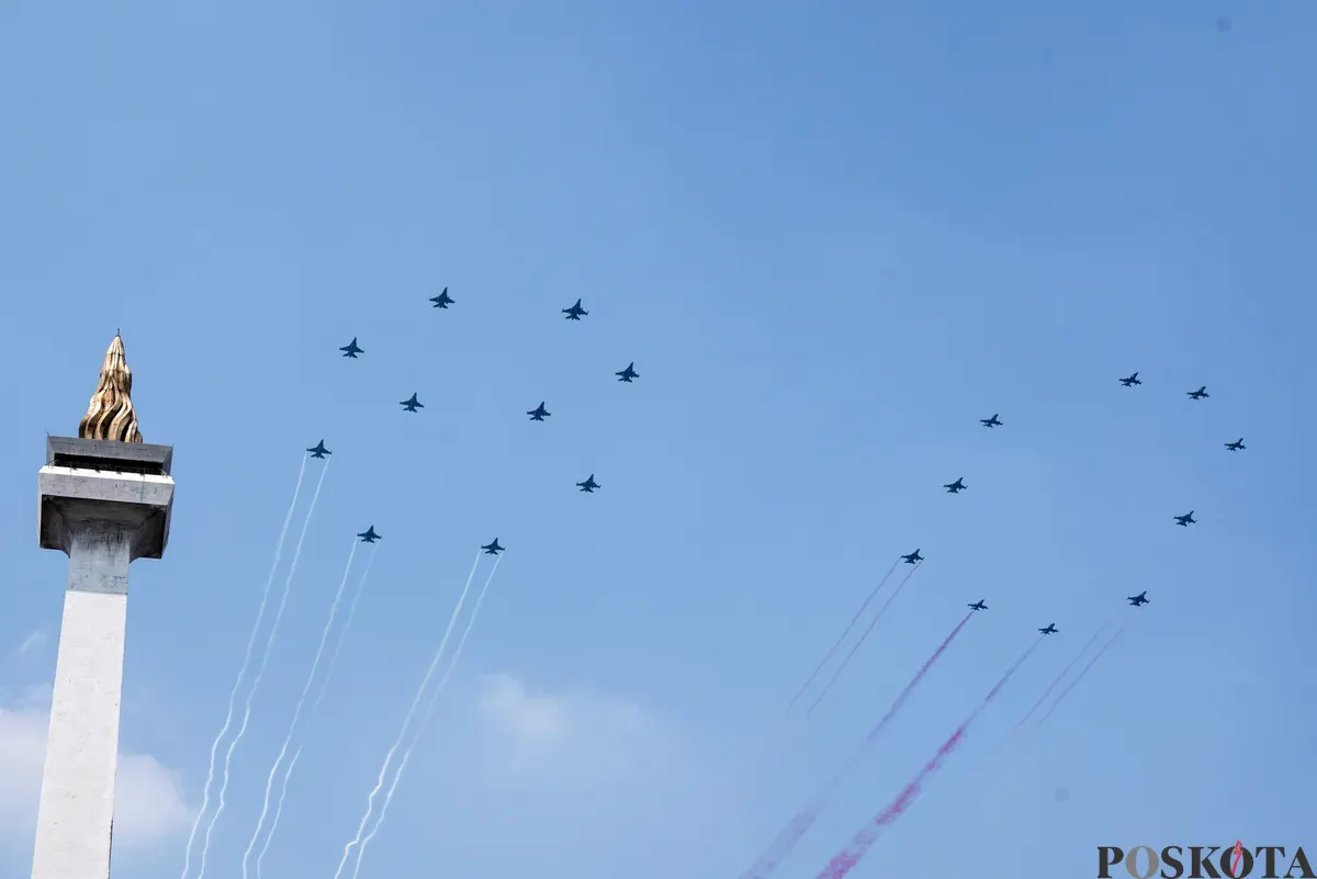 Pesawat tempur F-16 melakukan manuver membentuk angka 80 saat perayaan HUT ke-80 Republik Indonesia di Monas, Jakarta, Minggu, 17 Agustus 2025. (Sumber: Poskota/Bilal Nugraha Ginanjar)