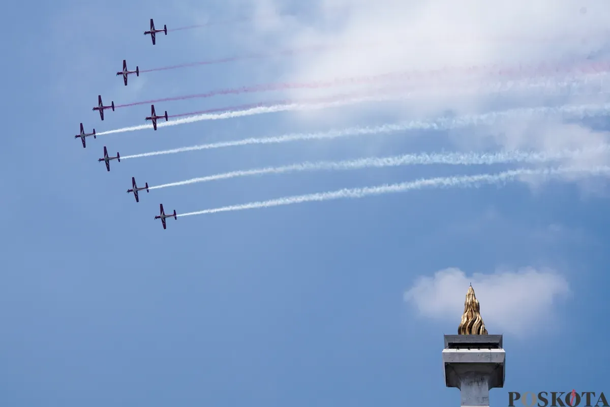 Pesawat tempur F-16 melakukan manuver membentuk angka 80 saat perayaan HUT ke-80 Republik Indonesia di Monas, Jakarta, Minggu, 17 Agustus 2025. (Sumber: Poskota/Bilal Nugraha Ginanjar)