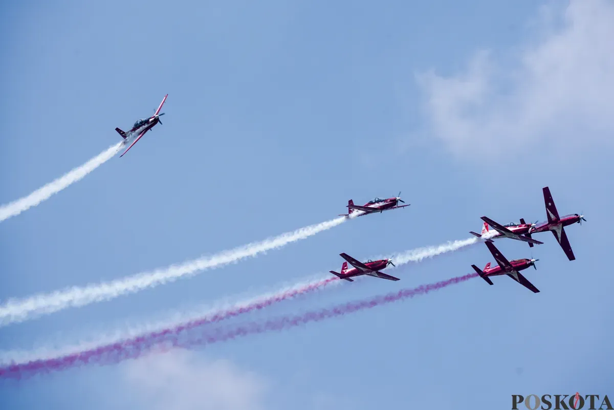 Pesawat tempur F-16 melakukan manuver membentuk angka 80 saat perayaan HUT ke-80 Republik Indonesia di Monas, Jakarta, Minggu, 17 Agustus 2025. (Sumber: Poskota/Bilal Nugraha Ginanjar)