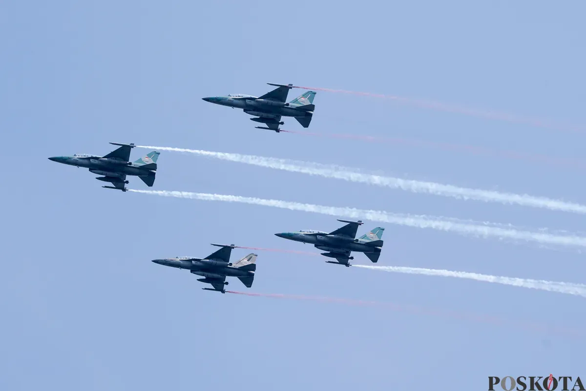Pesawat tempur F-16 melakukan manuver membentuk angka 80 saat perayaan HUT ke-80 Republik Indonesia di Monas, Jakarta, Minggu, 17 Agustus 2025. (Sumber: Poskota/Bilal Nugraha Ginanjar)