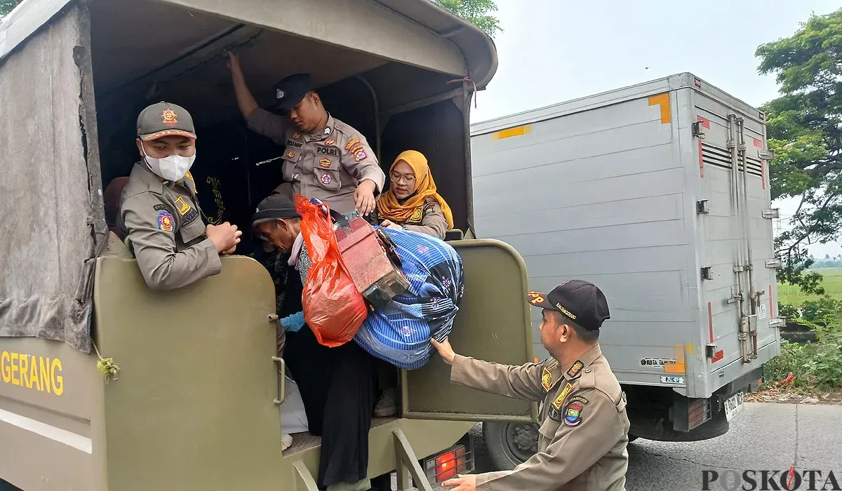 Satpol PP Kabupaten Tangerang saat melakukan razia penertiban PMKS. (Sumber: POSKOTA | Foto: Veronica Prasetio)