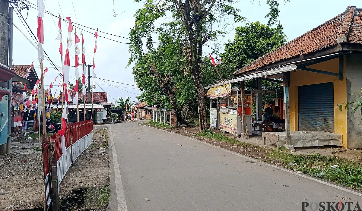 Suasana Desa Pasirtanjung, Kecamatan Cikarang Pusat, Kabupaten Bekasi, pada Selasa, 19 Agustus 2025, yang viral akibat maraknya isu teror ketuk pintu. (Sumber: POSKOTA | Foto: Nurpini Aulia Rapika)
