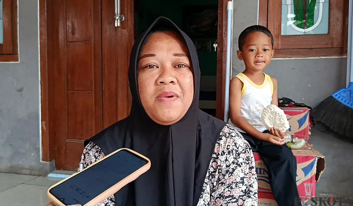 Ella, Ketua RT 06 Kampung Poponcol, Desa Pasirtanjung, Kecamatan Cikarang Pusat, Kabupaten Bekasi, saat memberikan keterangan kepada wartawan terkait teror ketuk pintu. (Sumber: POSKOTA | Foto: Nurpini Aulia Rapika)