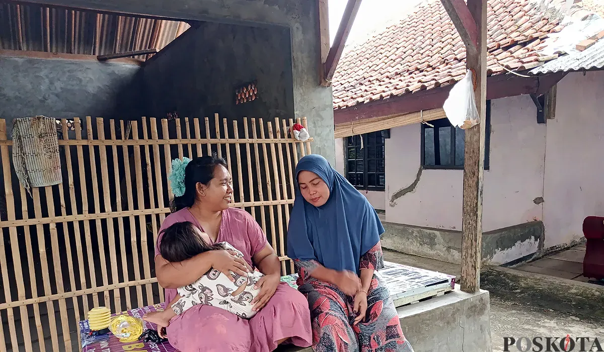 Aktivitas warga Kampung Papareyan Poncol, Desa Pasirtunjung, yang saat ini dibuat gelisah atas peristiwa teror ketok pintu pada dini hari. (Sumber: POSKOTA | Foto: Nurpini Aulia Rapika)