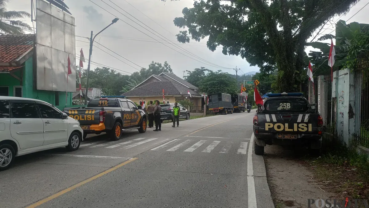 Polisi berjaga di TKP keributan antar suporter sepak bola tarkam di Desa Kalong Sawah, Kecamatan Jasinga, Kabupaten Bogor, Senin 18 Agustus 2025. (Sumber: Poskota/Giffar Rivana)