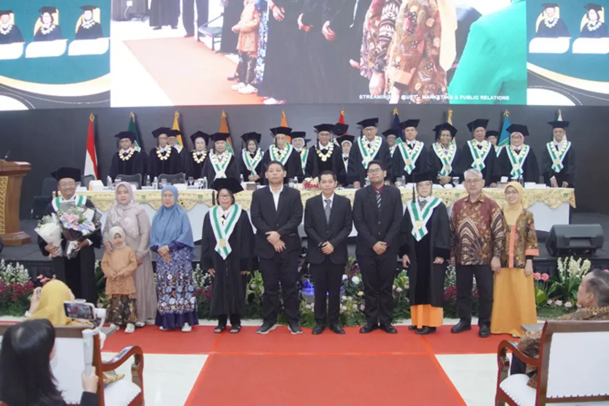 Bersama para Guru Besar UNAS dengan Guru Besar yang baru dikukuhkan didampingi para Keluarga masing-masing, di Gedung Auditorium UNAS, Senin, 18 Agustus 2025 (Sumber: Dok. UNAS)