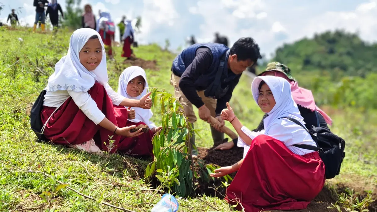 Telkom menargetkan penanaman 10.000 bibit pohon di sepanjang Sungai di wilayah Garut, Boyolali, dan Gowa (Sumber: Dok. Telkom)