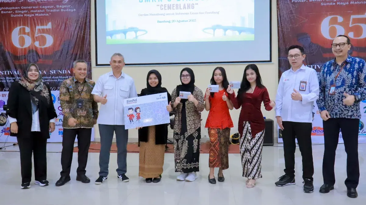 bank bjb memperkenalkan kebiasaan menabung dan mengelola keuangan sejak dini, siswa akan tumbuh menjadi generasi yang cerdas, mandiri, dan bijak dalam mengambil keputusan finansial di SMKN 3 Bandung. (Sumber: Dok. bank bjb)