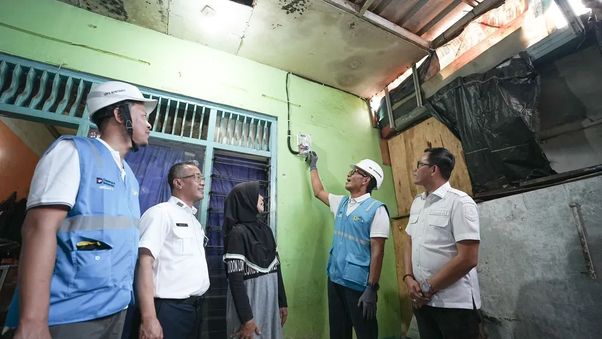 GM PLN UID Jakarta Raya, Moch. Andy Adchaminoerdin menyalakan listrik baru hasil program Light Up The Dream di rumah salah satu warga Kelurahan Pedurenan, Kecamatan Karang Tengah. (Sumber: Dok. PLN UID Jakarta Raya)
