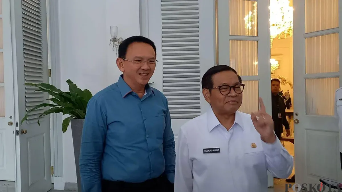 Gubernur DKI Jakarta periode 2014-2017, Basuki Tjahaja Purnama atau Ahok bertemu Gubernur Pramono Anung di Balai Kota Jakarta, Rabu, 20 Agustus 2025. (Sumber: POSKOTA | Foto: M Tegar Jihad)