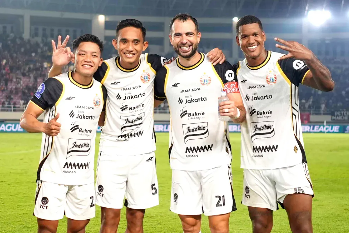 Potret bek Persija Jakarta, Rio Fahmi (kiri), Rizky Ridho (tengah), Jordi Amat (tengah) dan Alan Cardoso (kanan). (Sumber: Persija Jakarta.)