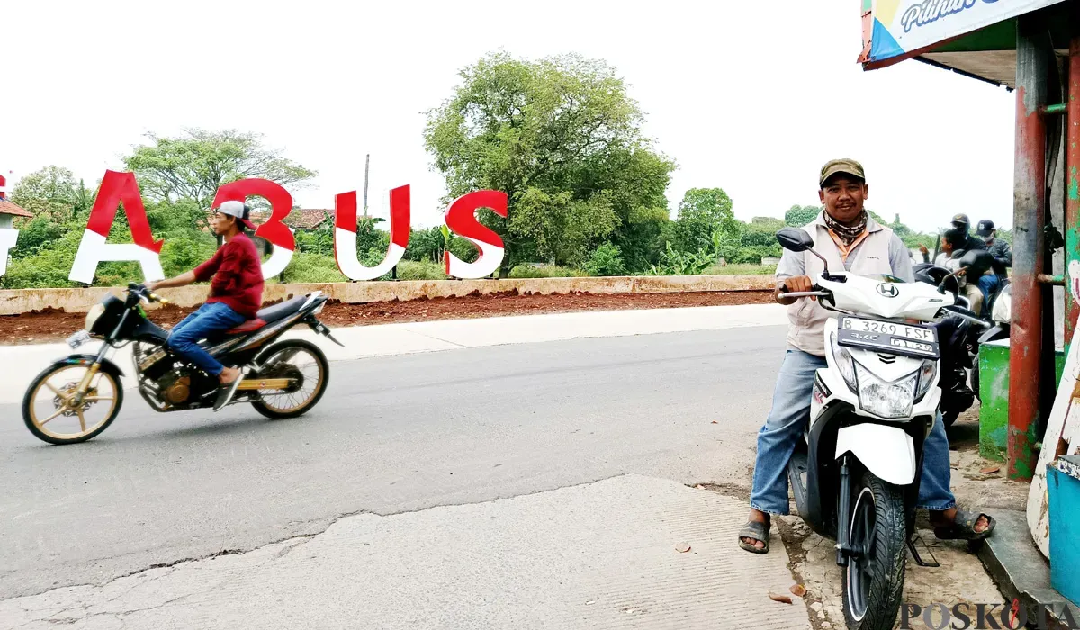 Dasman, setia menunggu penumpang di pangkalan ojek Kampung Gabus, Srimukti, Kabupaten Bekasi, Rabu, 20 Agustus 2025. (Sumber: POSKOTA | Foto: Nurpini Aulia Rapika)