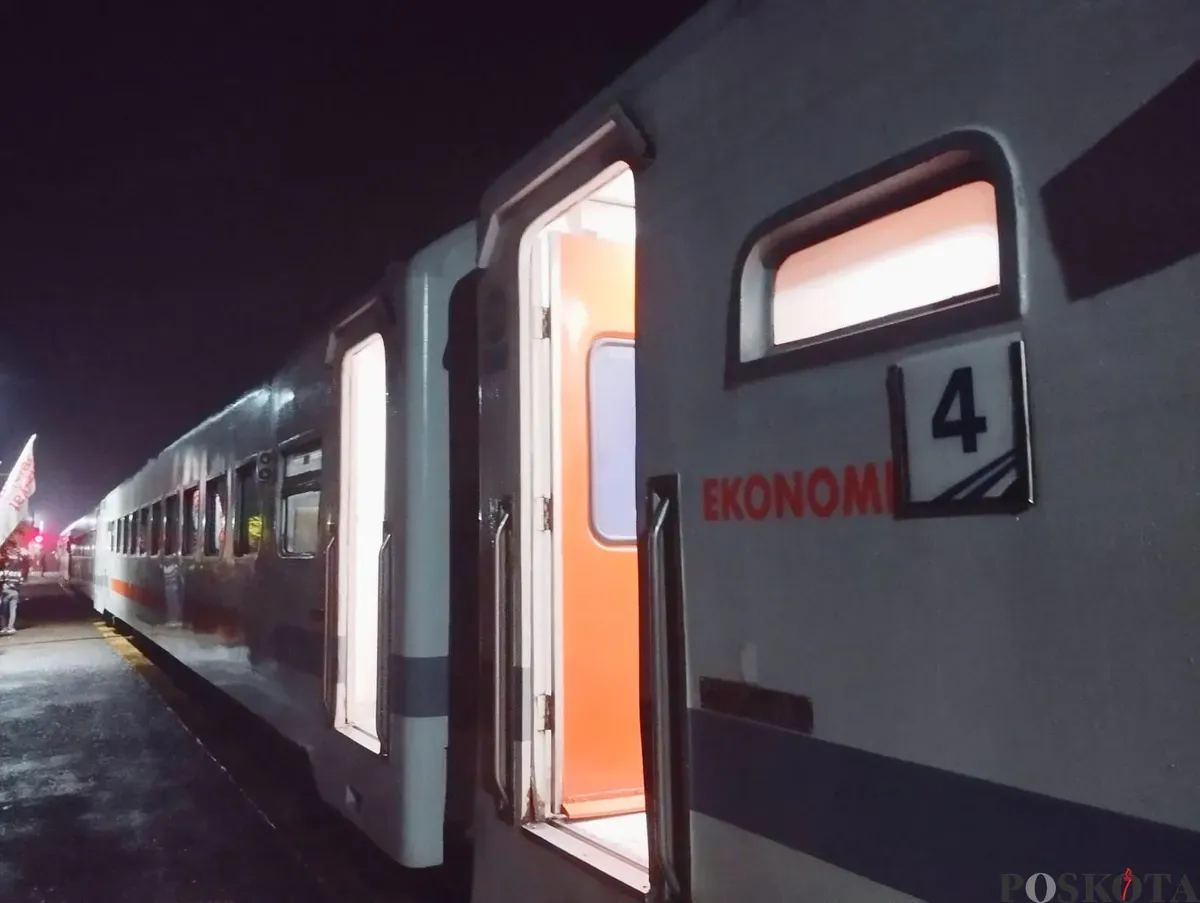 Kereta Api Cikuray rute Jakarta-Garut terhenti di Stasiun Sasaksaat, Kabupaten Bandung, Jawa Barat, Rabu, 20 Agustus 2025. Perjalanan tertahan, karena gempa bumi di Bekasi. (Sumber: Poskota/Dzikrillah Tauzirie)