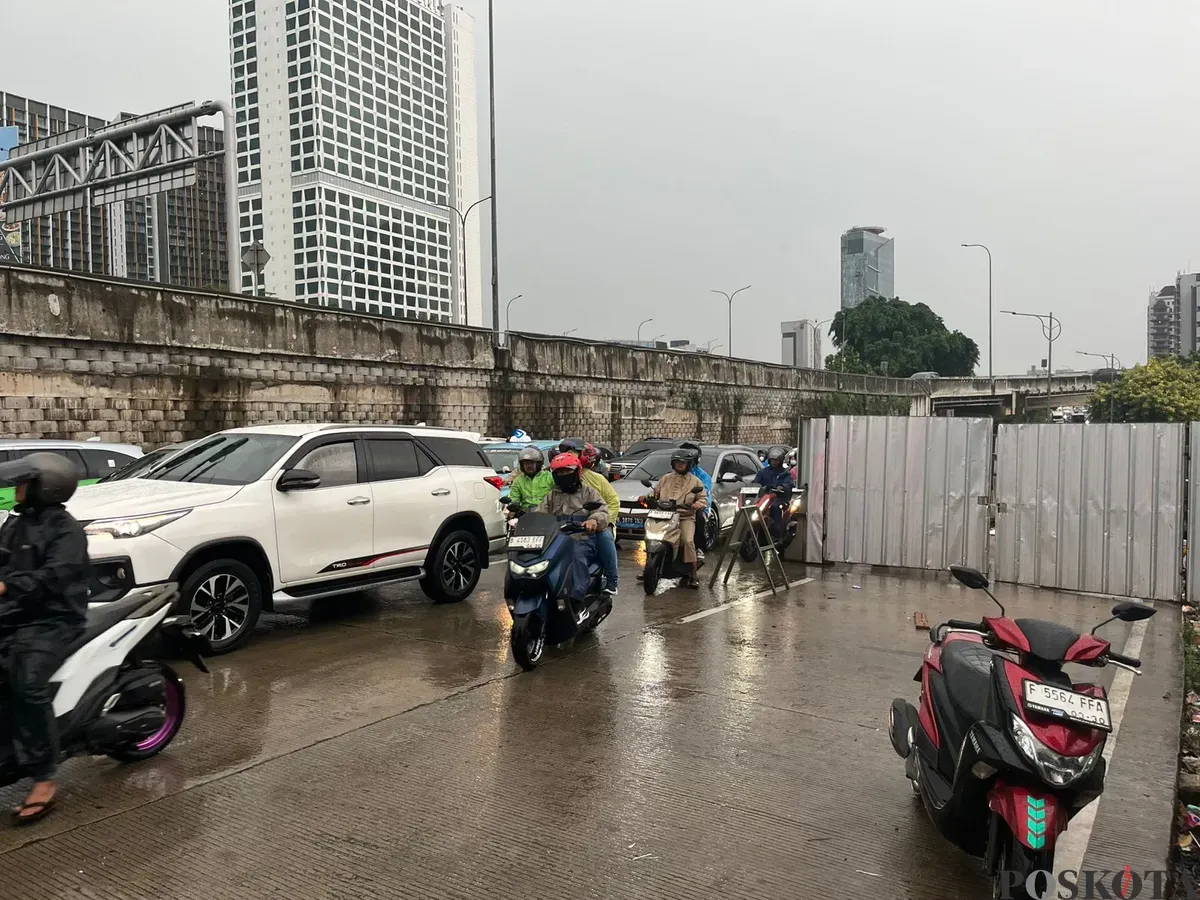 Proyek konstruksi mengakibatkan kemacetan di sejumlah ruas jalan di Jakarta. (Sumber: POSKOTA | Foto: M Tegar Jihad)