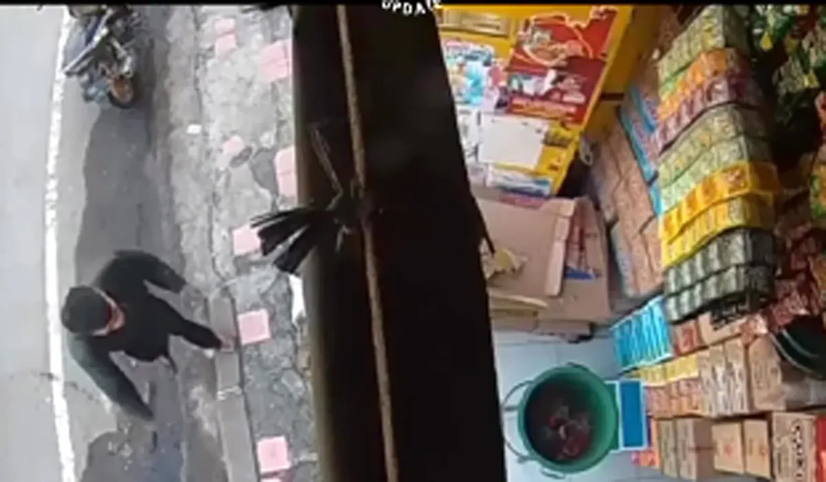 Tangkap layar aksi pencurian di sebuah warung kelontong, Jalan Cikaret, Kecamatan Cibinong, Kabupaten Bogor.