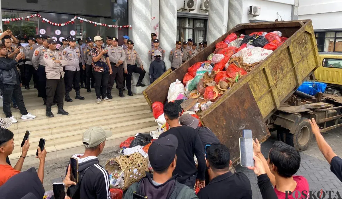 Pendemo saat menumpahkan sampah dari dump truk di depan Kantor Bupati Pandeglang pada Rabu, 20 Agustus 2025. (Sumber: POSKOTA | Foto: Samsul Fatoni)