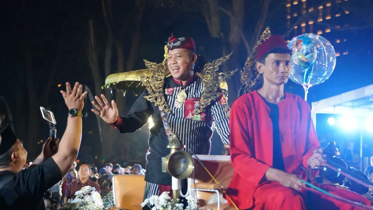 Walikota Bekasi Tri Adhianto mengenakan pakaian Kerajaan Sri Maharaja Tarusbawa di HUT Jabar ke-80 di Bandung. (Sumber: Dok. Pemkot Bekasi)