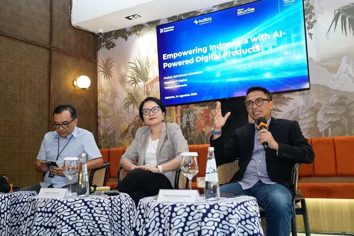 VP Corporate Communication Telkom Andri Herawan Sasoko, Direktur Enterprise & Business Service Telkom Veranita Yosephine, dan Direktur IT Digital Telkom Faizal Rochmad Djoemadi saat acara Business Update bersama para awak media. (Sumber: Dok. Telkom)