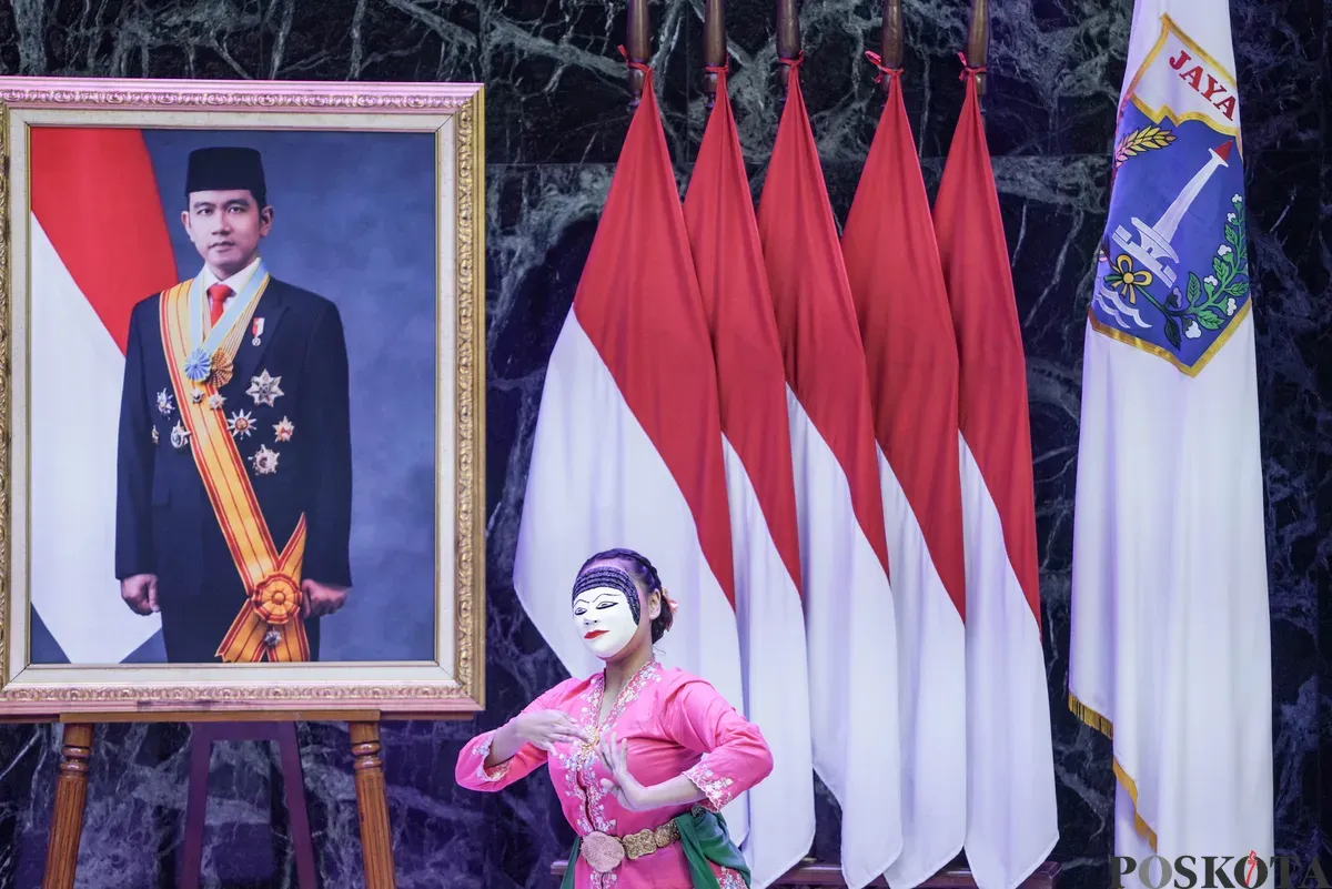 Sejumlah seniman menampilkan lenong saat pagelaran Lestari Warisan Betawi di Balai Kota DKI Jakarta, Kamis, 21 Agustus 2025. (Sumber: Poskota/Bilal Nugraha Ginanjar)