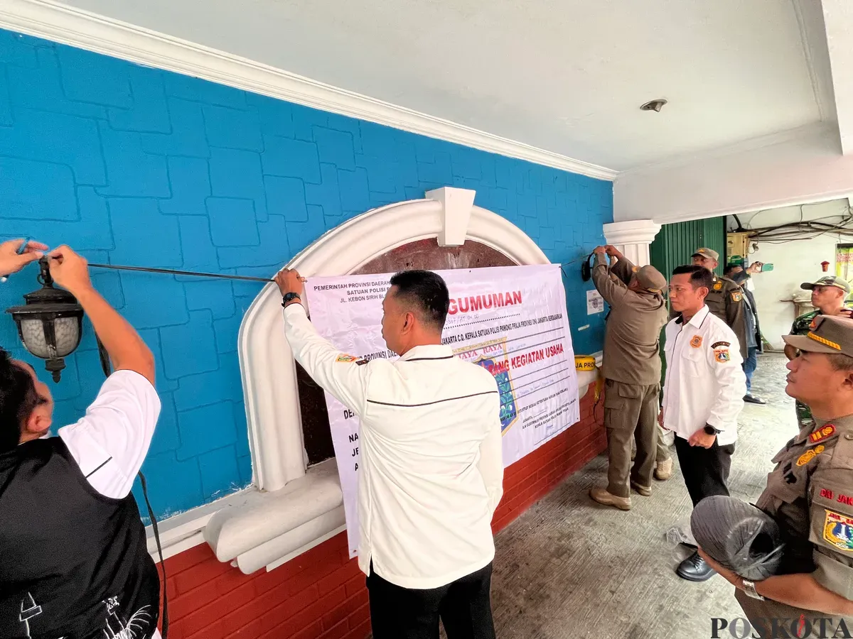 Petugas saat melakukan penyegelan permanen Bar Starmoon di Tamansari, Jakarta Barat, Kamis, 21 Agustus 2025. (Sumber: POSKOTA | Foto: Pandi Ramedhan)