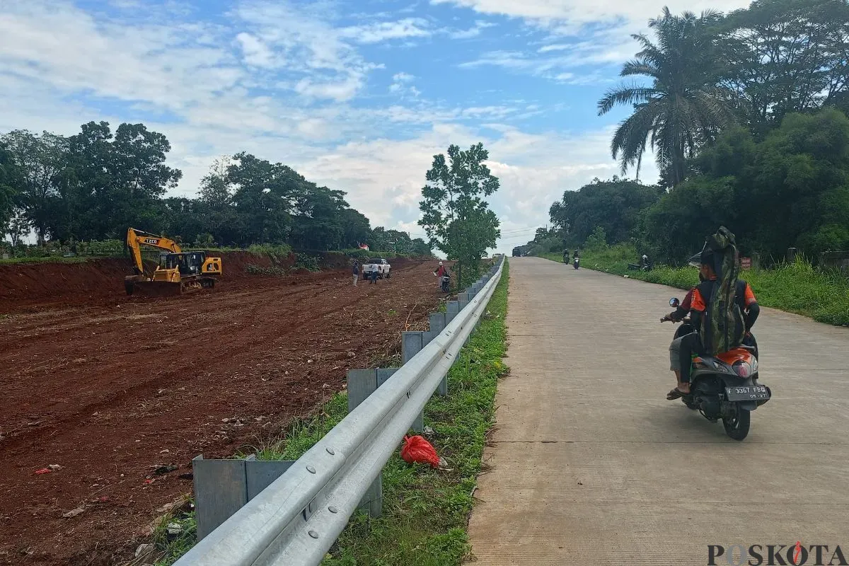 Pemkab Bogor lanjutkan pembangunan jalan dua arah Bojonggede-Kemang (Bomang), yang dimulai sejak Rabu, 20 Agustus 2025. (Sumber: Poskota/Giffar Rivana)