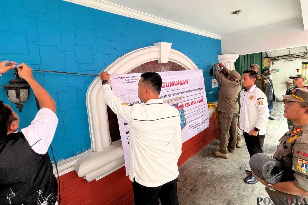 Bar Starmoon di kawasan Kota Indah, Pinangsia, Tamasari, Jakarta Barat, disegel permanen buntut dugaan prostitusi hingga TPPO, Kamis, 21 Agustus 2025. (Sumber: Poskota/Pandi Ramedhan)