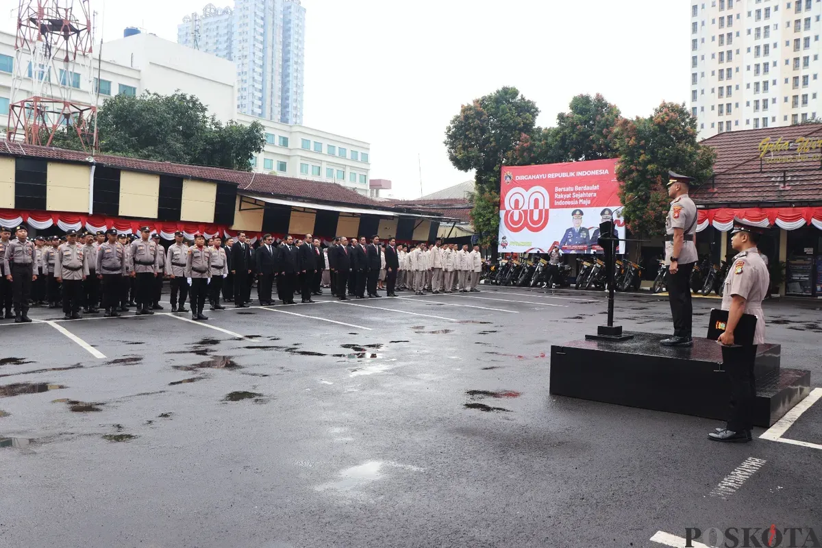 Wakapolres Metro Depok, AKBP Akmal memimpin upacara Hari Juang Polri di Lapangan Mapolrestro Depok, Kamis, 21 Agustus 2025. (Sumber: Poskota/Angga Pahlevi)