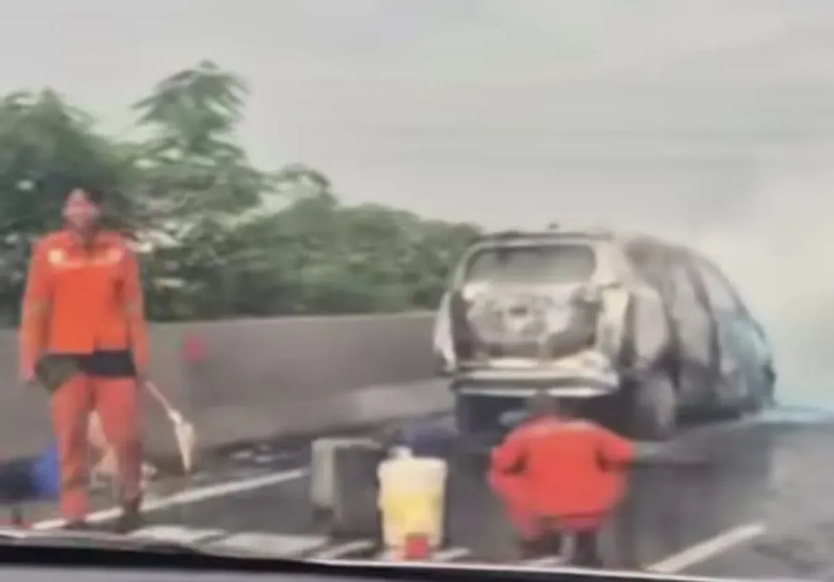 Sebuah mobil hangus terbakar di ruas Tol Pelabuhan, tepatnya di Exit Tol Papanggo JIS, Jakarta Utara, Kamis, 21 Agustus 2025 pagi. (Sumber: Tangkapan Layar Jakut.info)