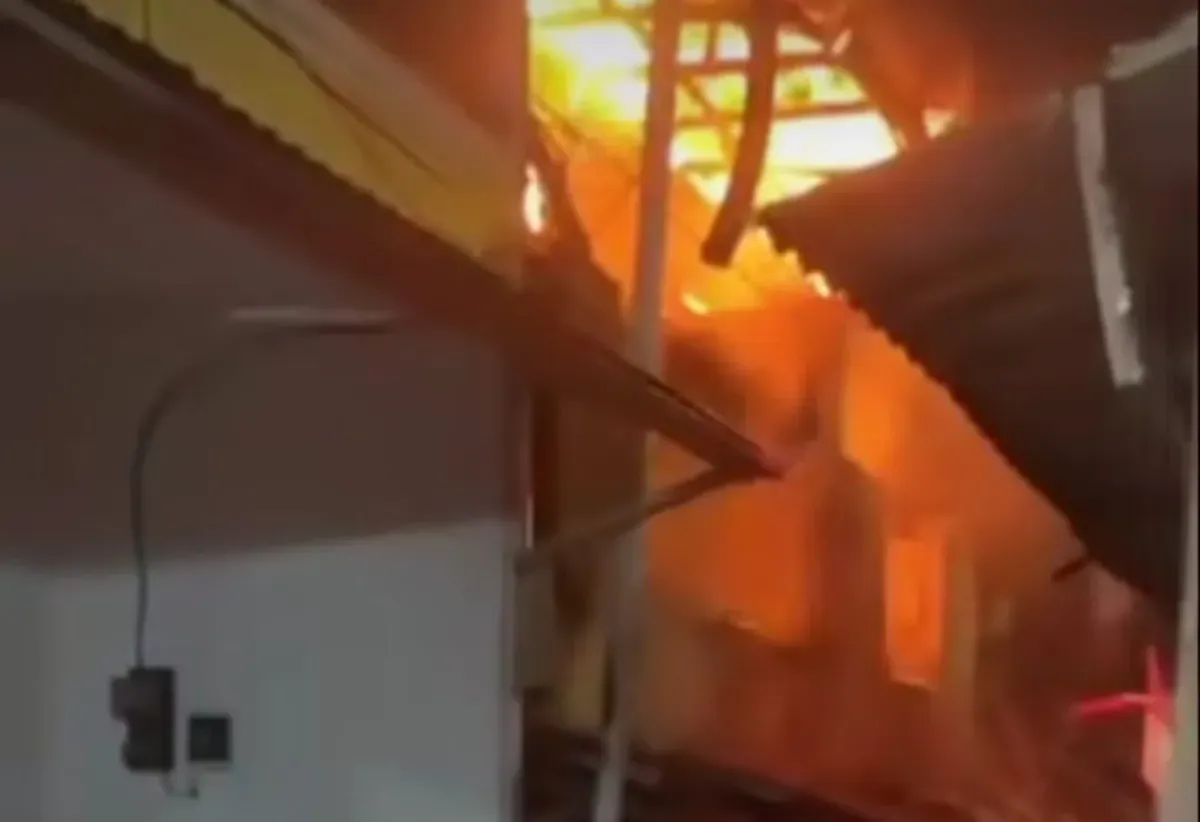 Kebakaran dua rumah tinggal di kawasan Kalideres, Jakarta Barat, pada Rabu, 20 Agustus 2025 malam menewaskan satu orang. (Sumber: Instagram/@jakartabarat24jam)