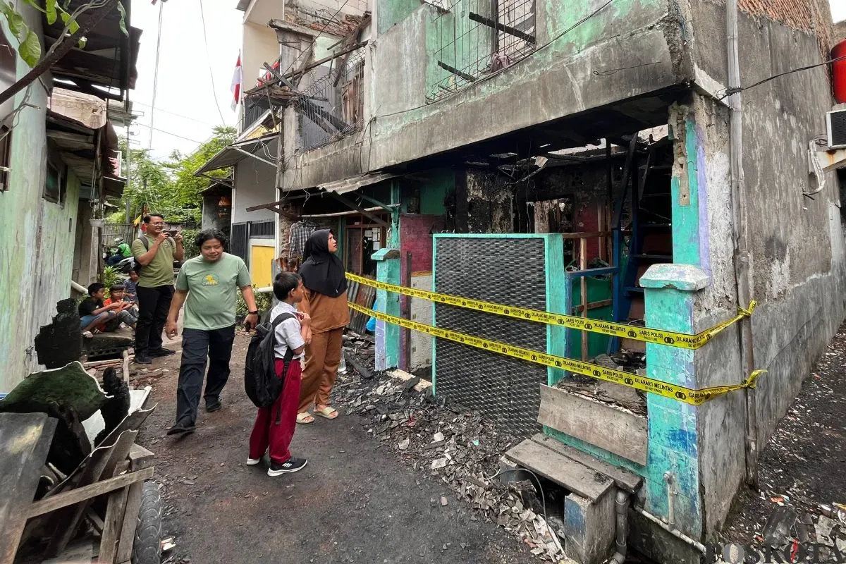 Kondisi rumah tinggal yang terbakar dan menyababkan satu remaja tewas di Semanan, Kalideres, Jakarta Barat, Kamis, 21 Agustus 2025. (Sumber: Poskota/Pandi Ramedhan)