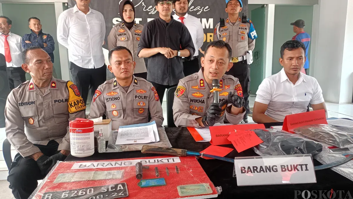 Kapolres Bogor AKBP Wikha Ardilestanto, memberikan keterangan terkait kasus tewasnya suporter sepak bola tarkam, di Jasinga, Bogor, Kamis 21 Agustus 2025. (Sumber: Poskota/Giffar Rivana)