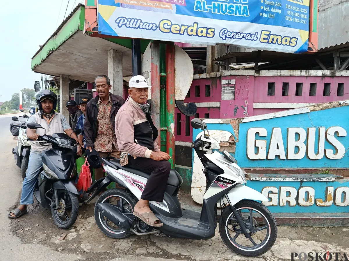 Sejumlah tukang ojek pengkolan di sekitar Jalan Kali Gabus, Tambun Utara, Kabupaten Bekasi, mengaku sepi penumpang sejak adanya proyek pelebaran jalan. (Sumber: POSKOTA | Foto: Nurpini Aulia Rapika)