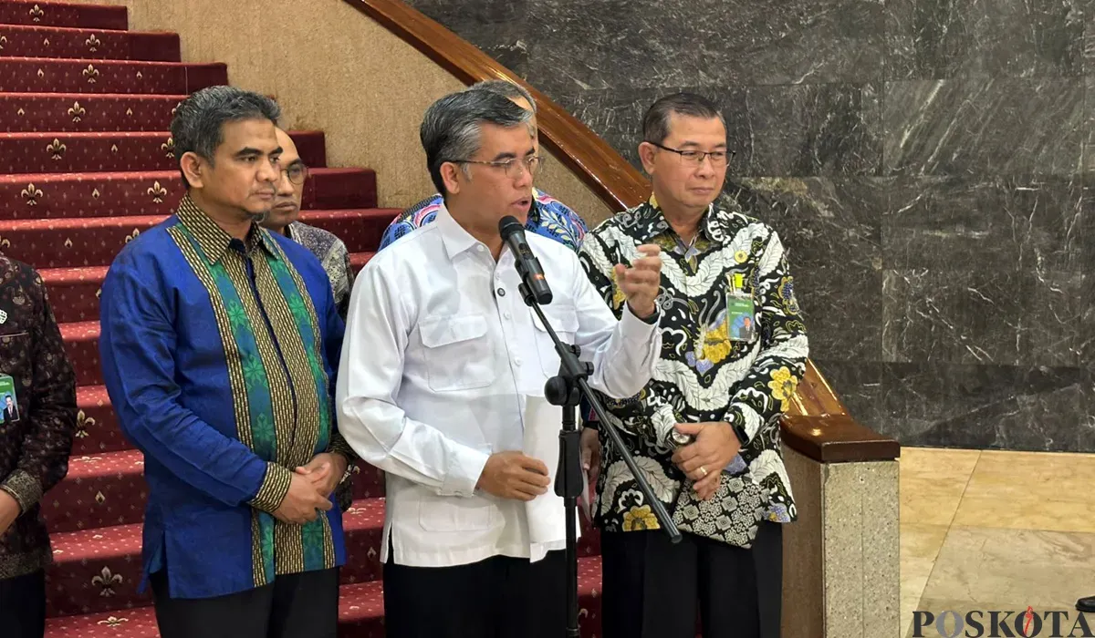 Menteri Ketenagakerjaan, Yassierli saat menyampaikan keterangan kepada wartawan di Gedung Kemenaker, Jakarta Selatan, Kamis, 21 Agustus 2025. (Sumber: POSKOTA | Foto: Ali Mansur)