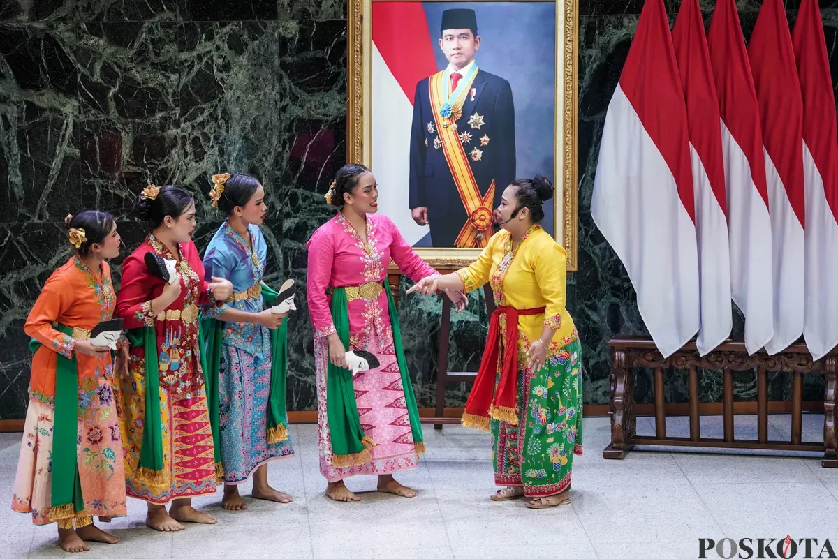 Sejumlah seniman menampilkan lenong saat pagelaran Lestari Warisan Betawi di Balai Kota DKI Jakarta, Kamis, 21 Agustus 2025. (Sumber: Poskota/Bilal Nugraha Ginanjar)