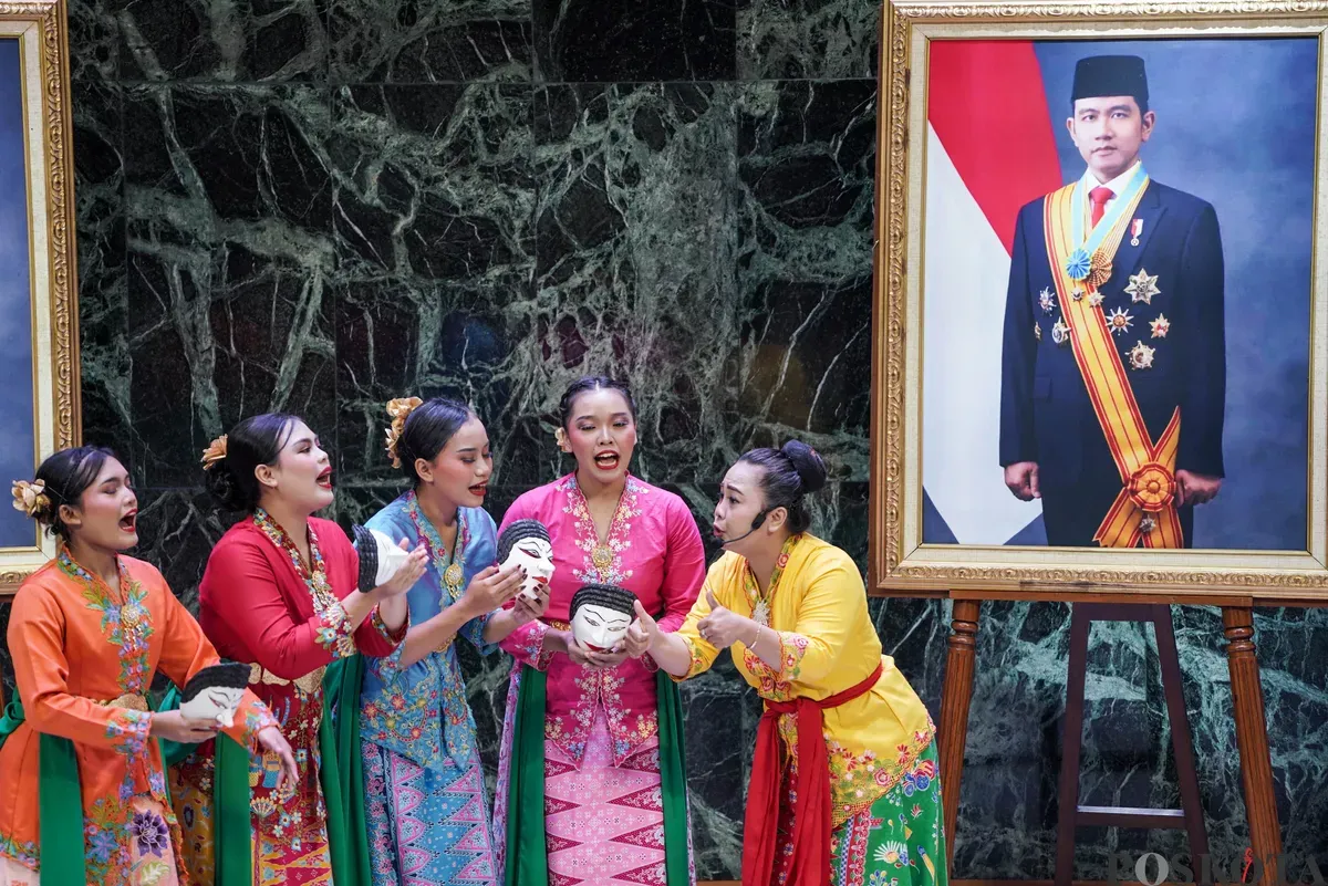 Sejumlah seniman menampilkan lenong saat pagelaran Lestari Warisan Betawi di Balai Kota DKI Jakarta, Kamis, 21 Agustus 2025. (Sumber: Poskota/Bilal Nugraha Ginanjar)