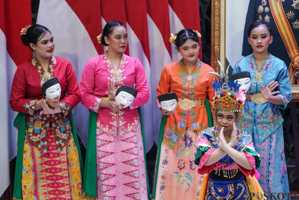 Sejumlah seniman menampilkan lenong saat pagelaran Lestari Warisan Betawi di Balai Kota DKI Jakarta, Kamis, 21 Agustus 2025. (Sumber: Poskota/Bilal Nugraha Ginanjar)
