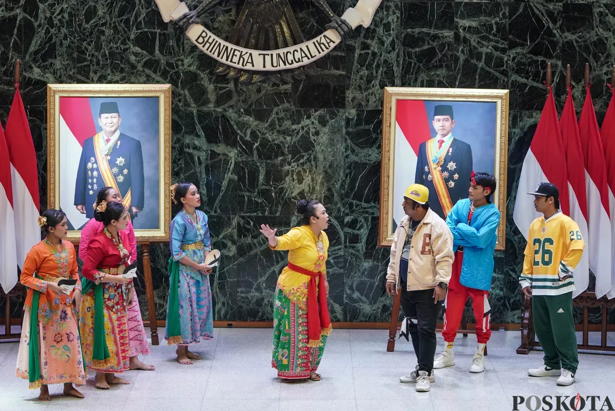 Sejumlah seniman menampilkan lenong saat pagelaran Lestari Warisan Betawi di Balai Kota DKI Jakarta, Kamis, 21 Agustus 2025. (Sumber: Poskota/Bilal Nugraha Ginanjar)