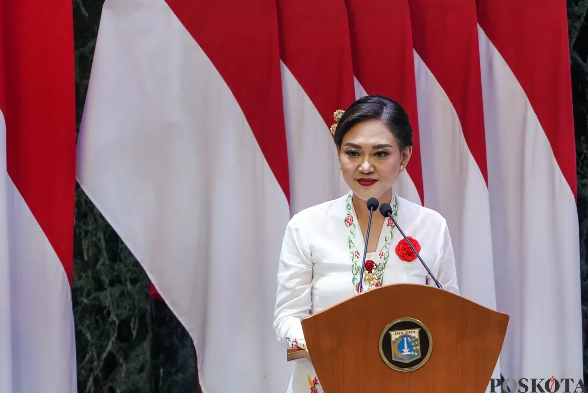 Sejumlah seniman menampilkan lenong saat pagelaran Lestari Warisan Betawi di Balai Kota DKI Jakarta, Kamis, 21 Agustus 2025. (Sumber: Poskota/Bilal Nugraha Ginanjar)