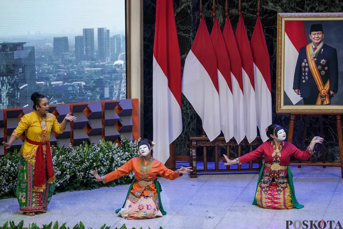 Sejumlah seniman menampilkan lenong saat pagelaran Lestari Warisan Betawi di Balai Kota DKI Jakarta, Kamis, 21 Agustus 2025. (Sumber: Poskota/Bilal Nugraha Ginanjar)